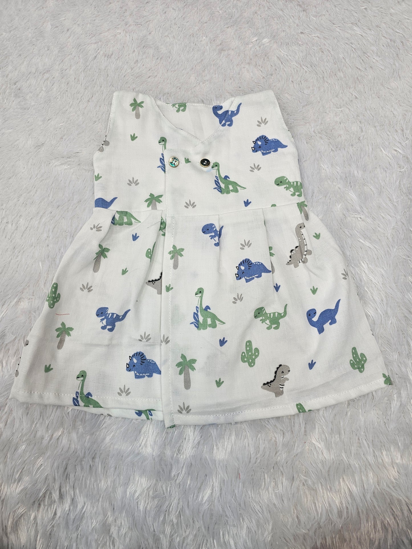 White muslin baby jabla frock with cute dinosaur print and front open button style – Sri Thulir TexWhite muslin baby jabla frock with cute dinosaur print and front open button style – Sri Thulir Tex
